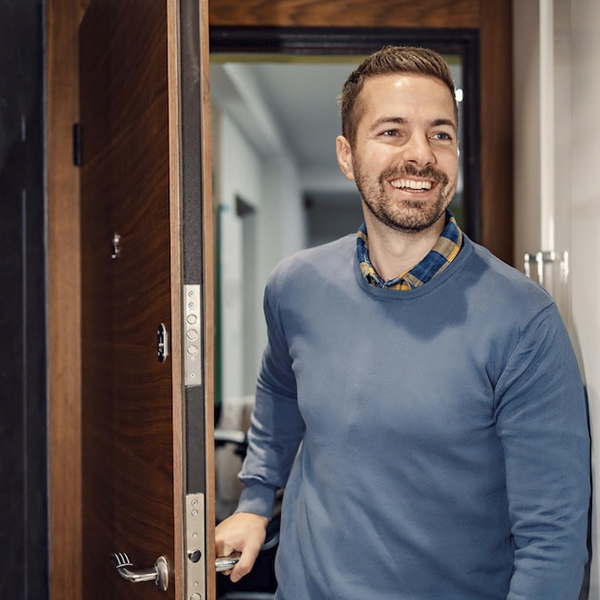 Calfeutrage de porte résidentielle au Québec montrant les avantages pour l’économie d’énergie et le confort thermique