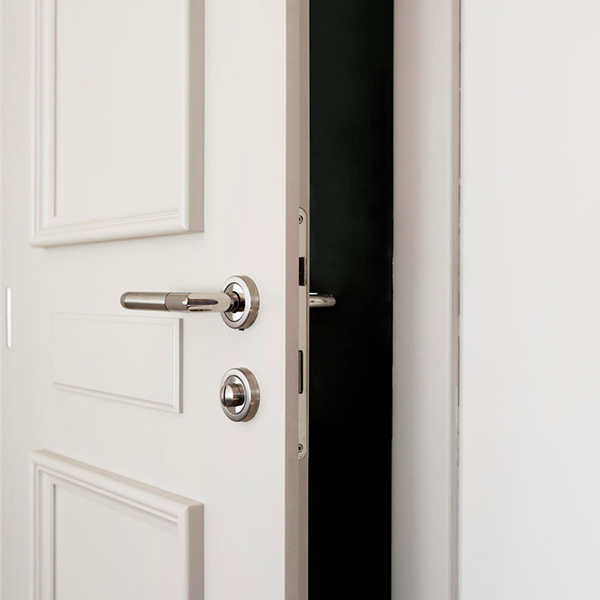 Cadre de porte intérieur en bois naturel au Québec offrant un style chaleureux et une finition durable pour la maison
