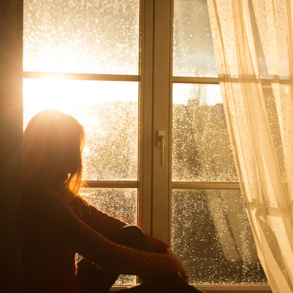 Fenêtre résistante au design esthétique combinant durabilité et style architectural