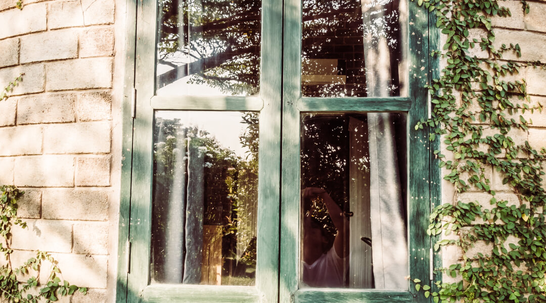 Fenêtre résidentielle design apportant élégance et modernité à l’extérieur de la maison