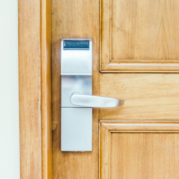 Poignée Ashfield installée sur porte en bois, modèle universel et polyvalent adapté aux portes résidentielles