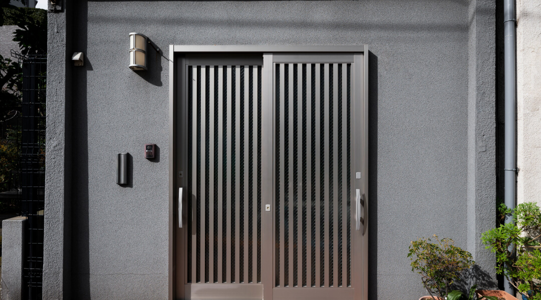 Porte d’entrée en acier moderne illustrant la sécurité et la durabilité pour une maison