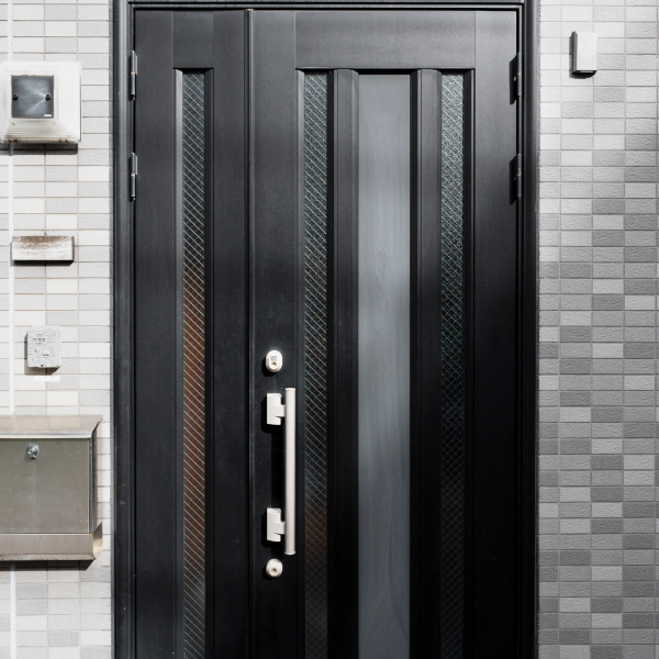 Porte d’entrée en acier élégante augmentant la valeur immobilière et l’attrait visuel d’une maison