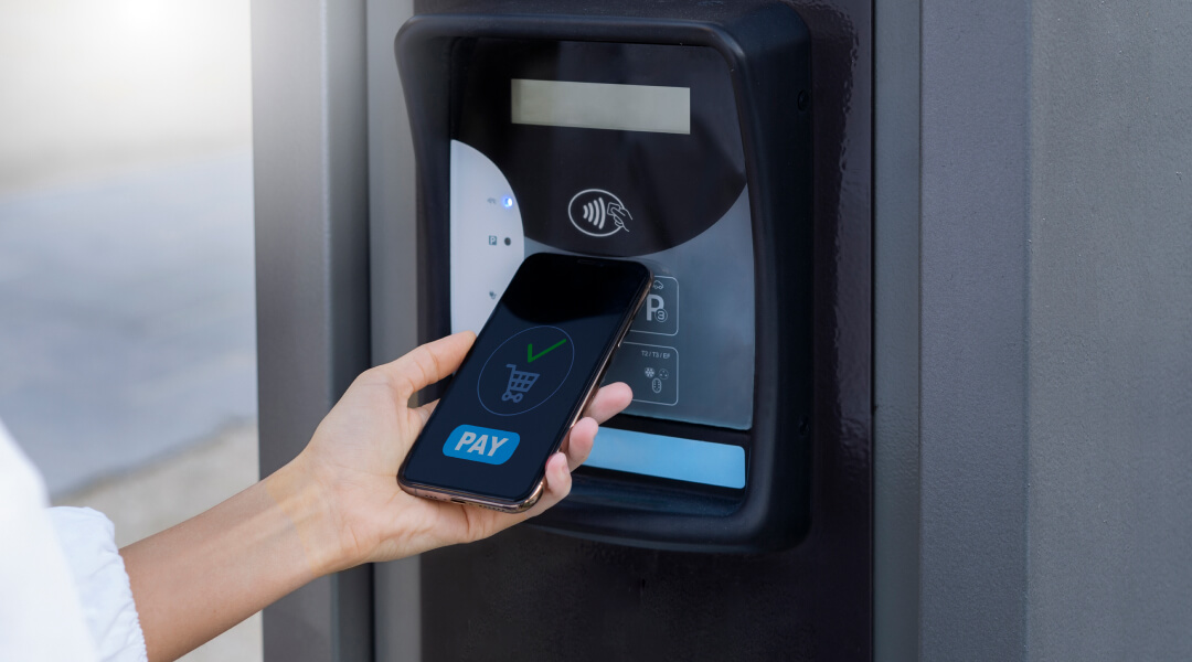 Serrure intelligente sécurisée installée sur une porte pour contrôler les accès à distance